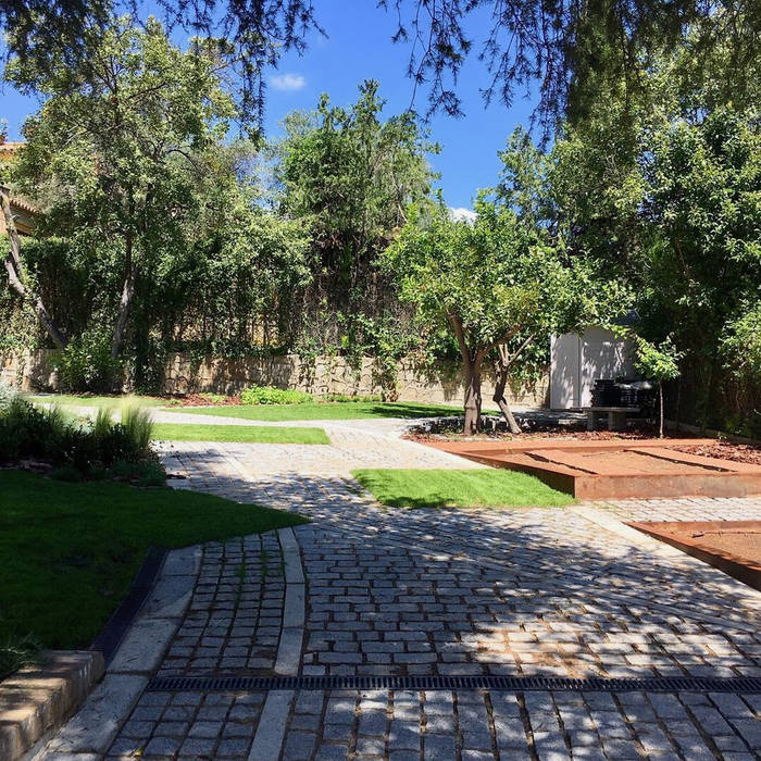 Jardin Unifamiliar con desniveles., GreenerLand. Arquitectura Paisajista y Tematización GreenerLand. Arquitectura Paisajista y Tematización Jardin avant