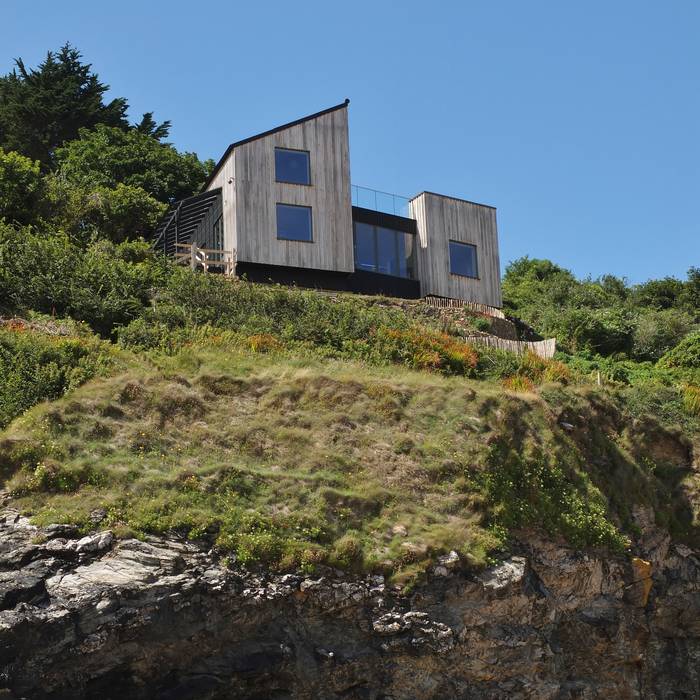 Private Beach access and sea views in a 3 bedroom home in Cornwall. Arco2 Architecture Ltd Rumah Minimalis beach front property, beach house, seaview property, eco friendly house, sustainably built house, property Cornwall, eco home Cornwall, Wooden Home, Low impact home, passive house,