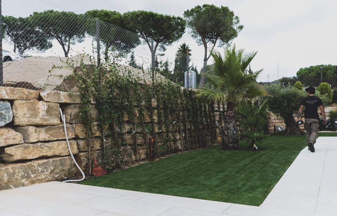 Creación de jardín con riego automático y Festuca en tepe. , GS JARDINERIA GS JARDINERIA Antejardines