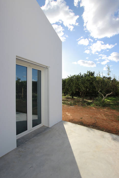 Falfosa House, Faro, AAP - ASSOCIATED ARCHITECTS PARTNERSHIP AAP - ASSOCIATED ARCHITECTS PARTNERSHIP Balkon, Beranda & Teras Modern Beton