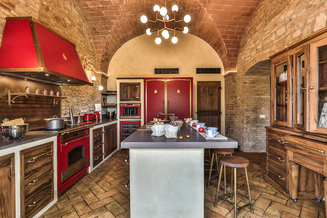 Red Kitchen Arch. Alessandra Cipriani Cucina in stile rustico