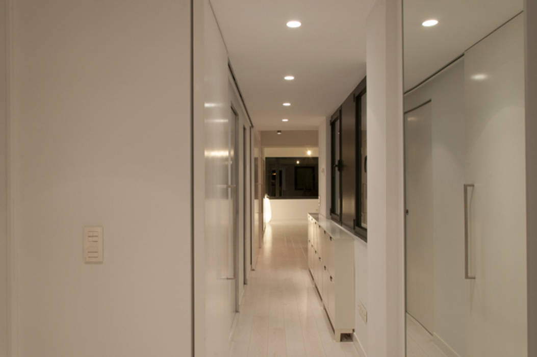 Distribuidor DoA diseño original, arquitectura Pasillos, vestíbulos y escaleras de estilo moderno Estar puerta corredera madera nogal madera blanco blanca moderno separación móvil luz