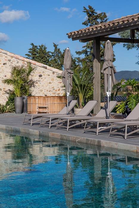 Jacuzzi de cedro como parte de terapias holísticas, CASÁRBOL CASÁRBOL Spa Gaya Skandinavia