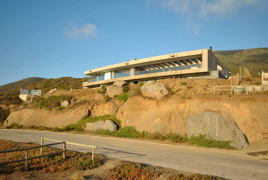 Vivienda Zapallar H-B., Roberto Martinez Bravari -arquitectos asociados Roberto Martinez Bravari -arquitectos asociados Casas unifamiliares Concreto