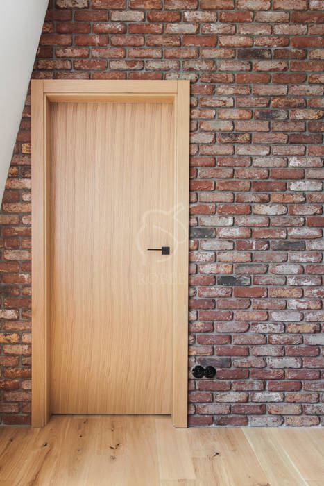 Schody Spiralne w Industrialnym Wnętrzu, Roble Roble Wooden doors