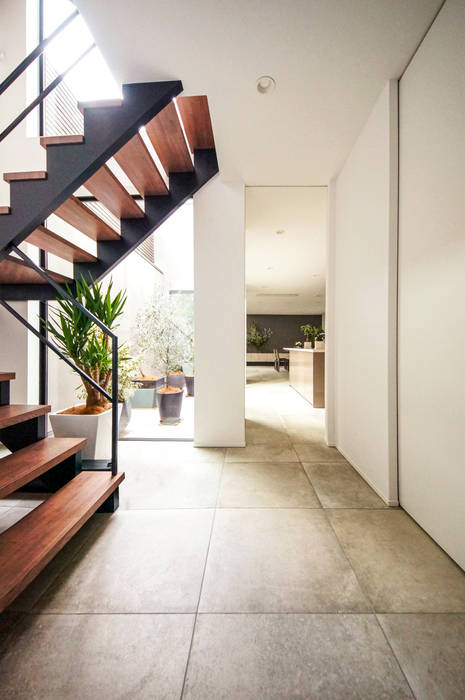 開放的な1階LDKの家, TERAJIMA ARCHITECTS／テラジマアーキテクツ TERAJIMA ARCHITECTS／テラジマアーキテクツ Modern corridor, hallway & stairs
