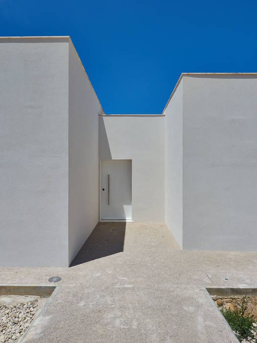 MA.TERIA. HOUSE. MORADIA SESIMBRA, MA.TERIA. ARCH MA.TERIA. ARCH Puertas de entrada Hormigón