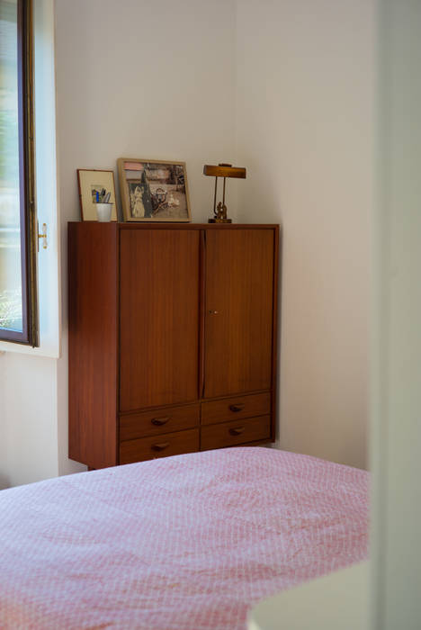 Area camera da letto Chiara Baravalle studio di architettura naturale Camera da letto in stile scandinavo arredamento design interni, architettura naturale, ristrutturazione,