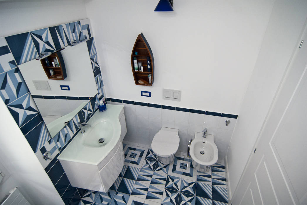bagno padronale, maioliche bianche e blu, maioliche A4Architette Bagno in stile mediterraneo Piastrelle