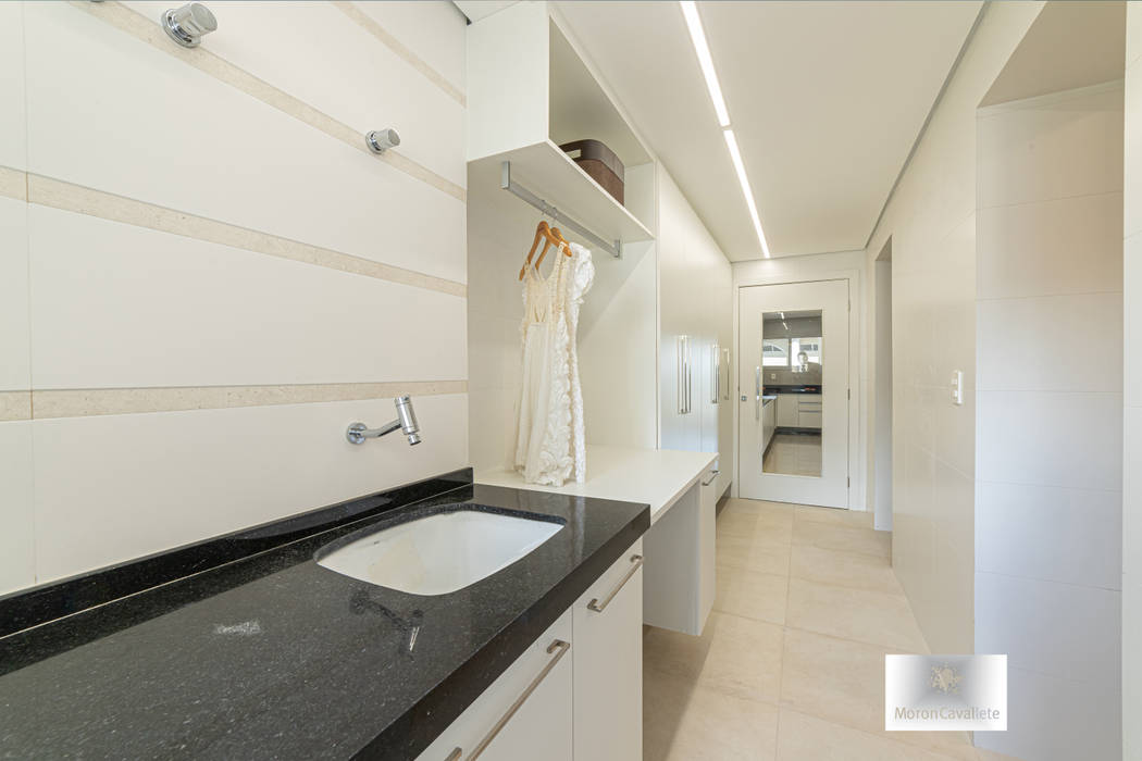 Apartamento 340m², MoronCavallete - soluções em arquitetura MoronCavallete - soluções em arquitetura กำแพง