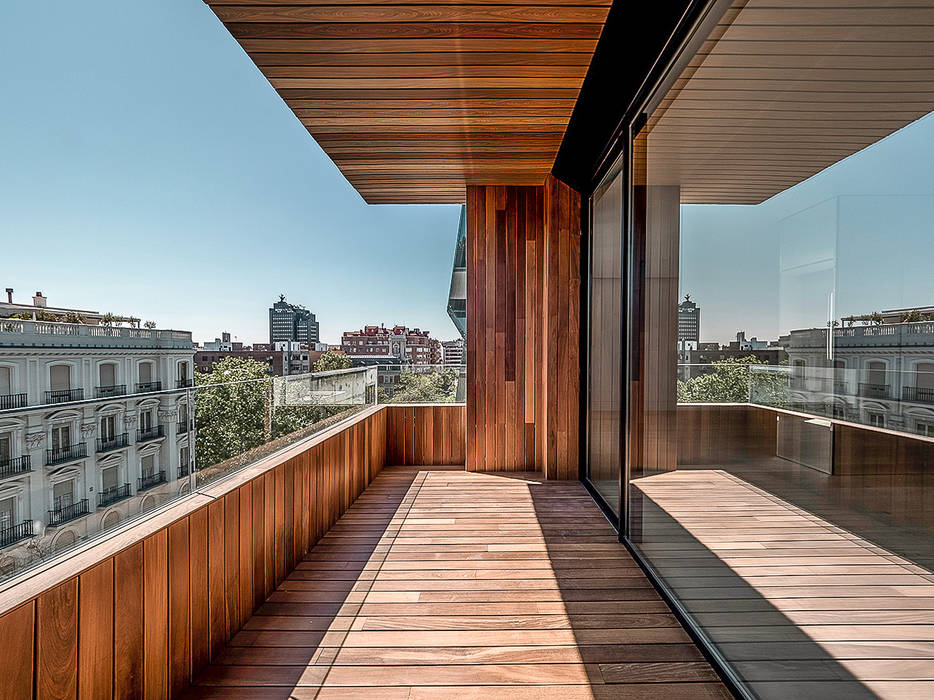 Terraza en madera Ipe con barandilla retroiluminada de vidrio GOS ARCH·LAB Balcones y terrazas de estilo moderno Madera maciza Multicolor