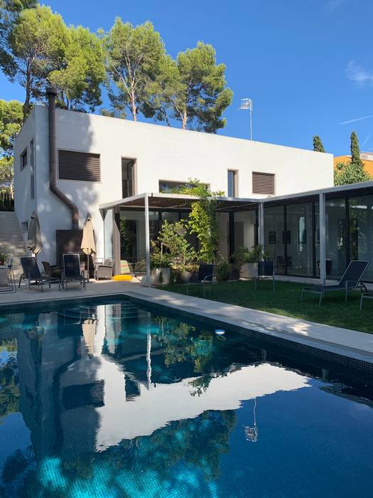 Vivienda unifamiliar aislada en el casco urbano de Bétera, con jardín y piscina. Enclavada en una zona de viviendas y jardines protegidos., Gomez-Ferrer arquitectos Gomez-Ferrer arquitectos Bahçe havuzu