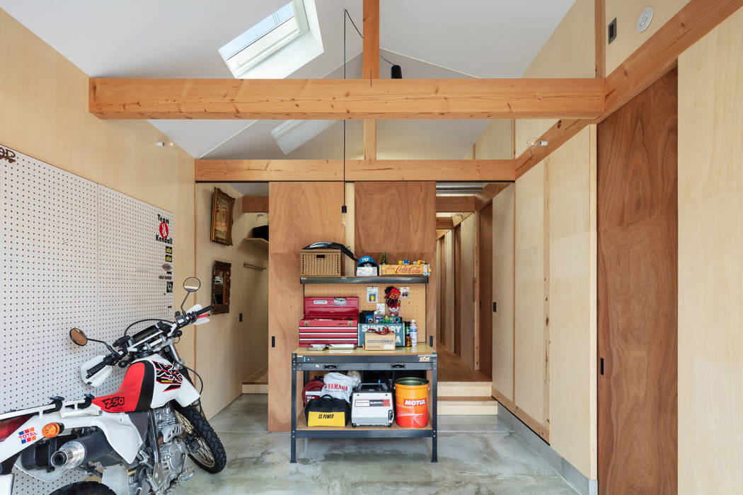 工具箱の家 Toolbox House YYAA 山本嘉寛建築設計事務所 ガレージ車庫 合板（ベニヤ板） 狭小,住宅,平屋,ガルバリウム,ガレージ,ハウス,細長い,バリアフリー,土間,木造,大阪,ミニマム,シンプル,ナチュラル,倉庫のような,トップライト,天窓