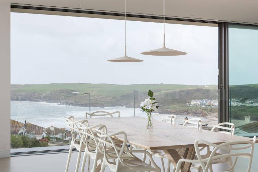 Dining room with full height windows Arco2 Architecture Ltd Moderne eetkamers Architecture Cornwall, Architecture Polzeath, Polzeath, Cornwall, Eco-friendly, eco friendly, sustainable, environmentally friendly, green roof, newspaper insulation, surf room, reverse living, inside outside living.