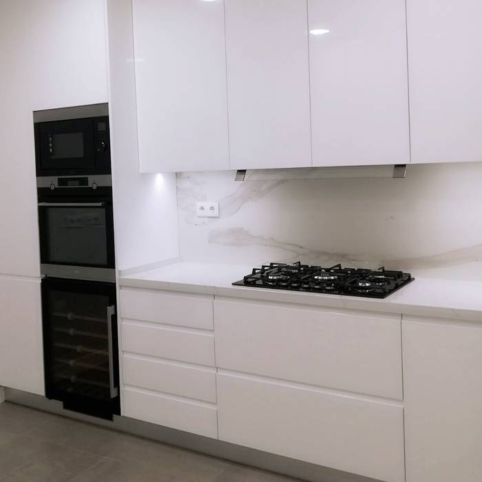 A intemporalidade da Cor Branca!!, DIONI Home Design DIONI Home Design Built-in kitchens Quartz White