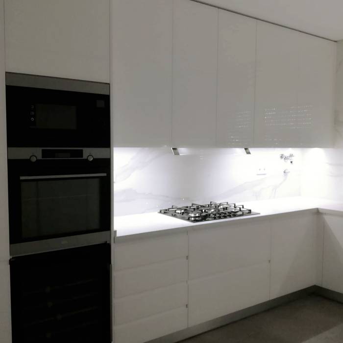A intemporalidade da Cor Branca!!, DIONI Home Design DIONI Home Design Kitchen Lighting