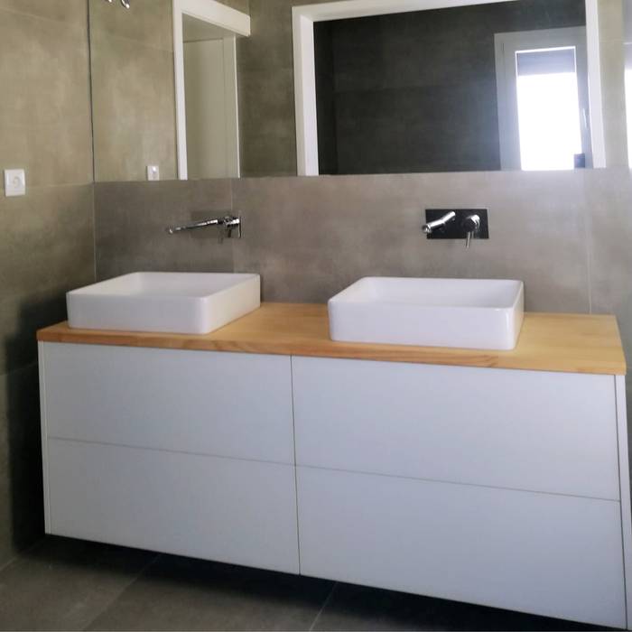 A intemporalidade da Cor Branca!!, DIONI Home Design DIONI Home Design Modern Bathroom Medicine cabinets