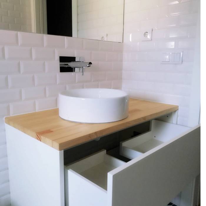 A intemporalidade da Cor Branca!!, DIONI Home Design DIONI Home Design Modern Bathroom Storage