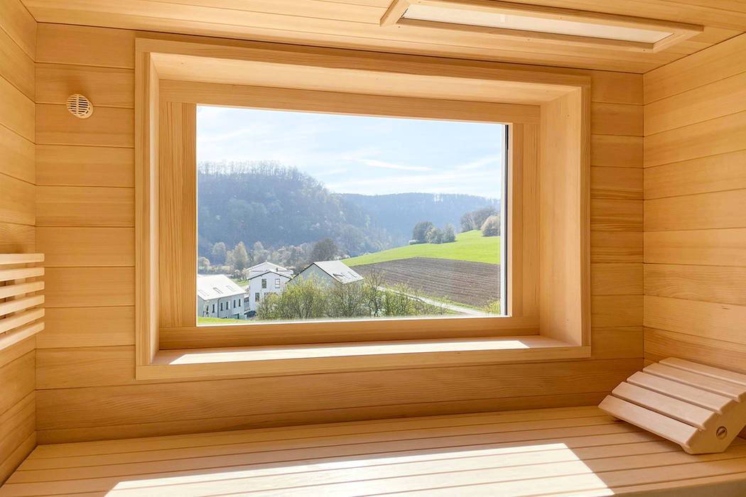 Sauna LAUREUS mit Ausblick | KOERNER Saunamanufaktur KOERNER SAUNABAU GMBH Sauna Sauna, Moderne Sauna, Saunabau, Sauna mit Fenster, Individuelle Sauna, Sauna mit Glasfront, Wellness