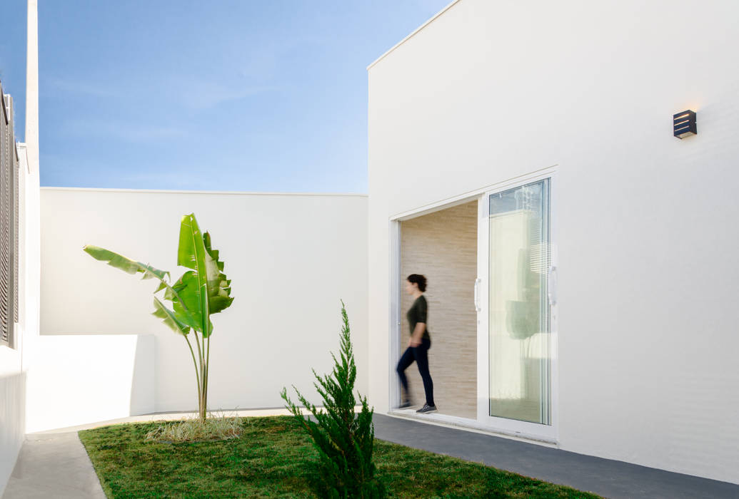 Sostenibilidad y elegancia _ Obra Nueva - Casa Unifamiliar, Luciane Gesualdi | arquitectura y diseño Luciane Gesualdi | arquitectura y diseño Front yard Green