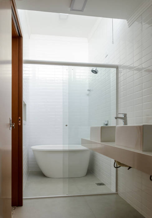 Sostenibilidad y elegancia _ Obra Nueva - Casa Unifamiliar, Luciane Gesualdi | arquitectura y diseño Luciane Gesualdi | arquitectura y diseño Modern Bathroom Tiles White