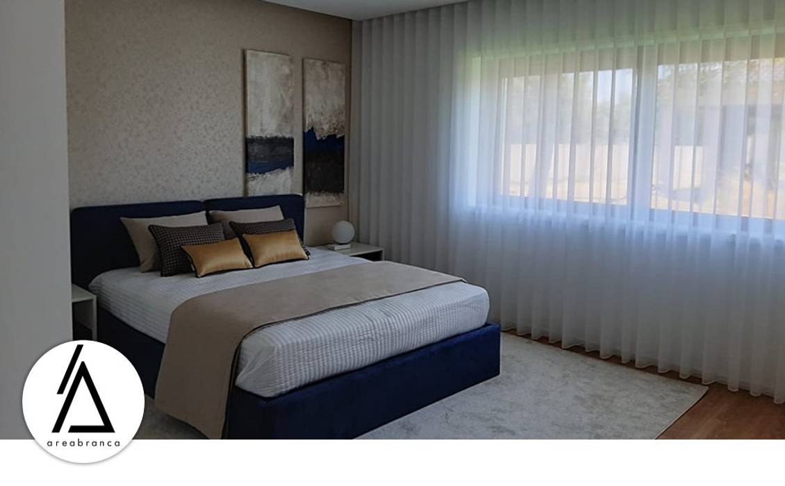 Moradia EA, Areabranca Areabranca Quartos pequenos quarto, cortinas, cama, quadros, almofadas, decoração, decoração de interiores, interiores, mesinha de cabeceira, cobre pés