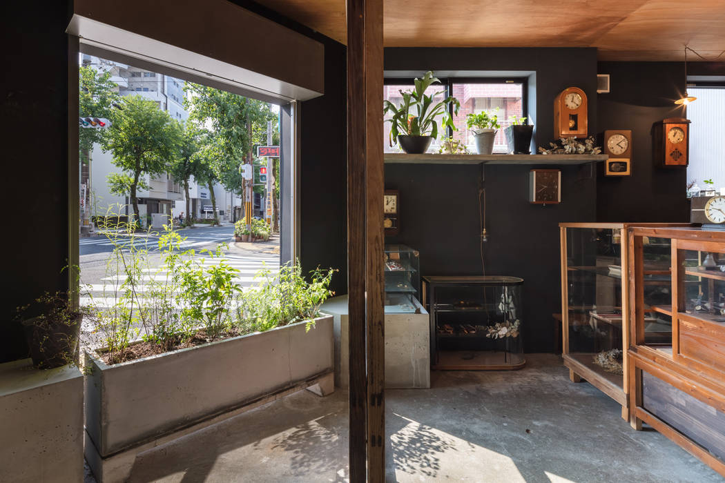 土圭屋とsanrokucoffee 田中郁恵設計室 オフィス 店 黒色 Homify