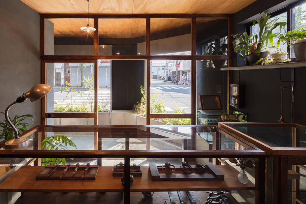 土圭屋とsanrokucoffee 田中郁恵設計室 オフィス 店 黒色 Homify