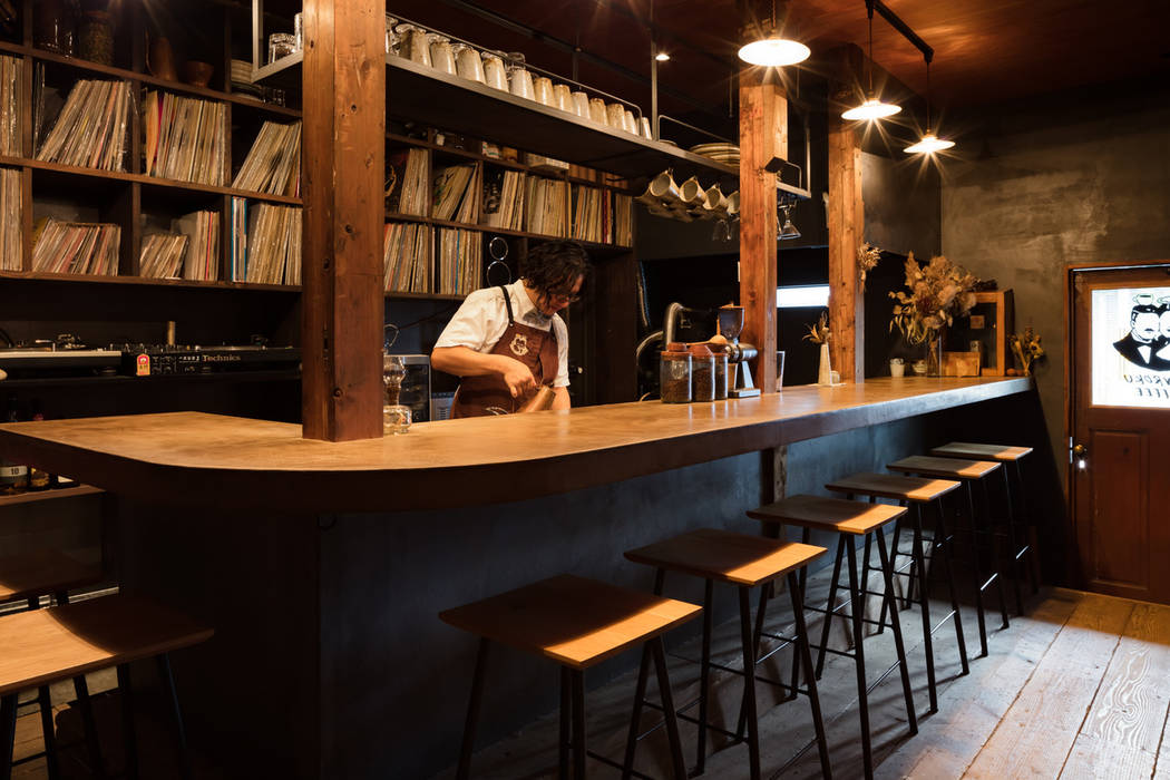 土圭屋とsanrokucoffee 田中郁恵設計室 オフィス 店 黒色 Homify