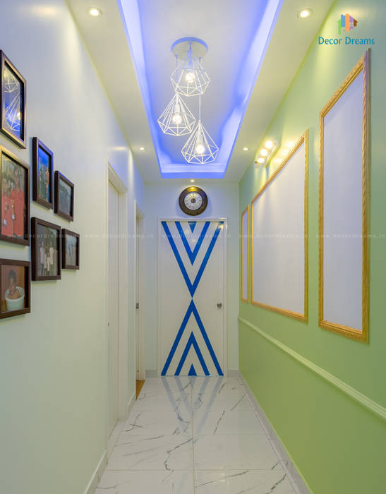 Passage way to Rooms DECOR DREAMS Classic style corridor, hallway and stairs