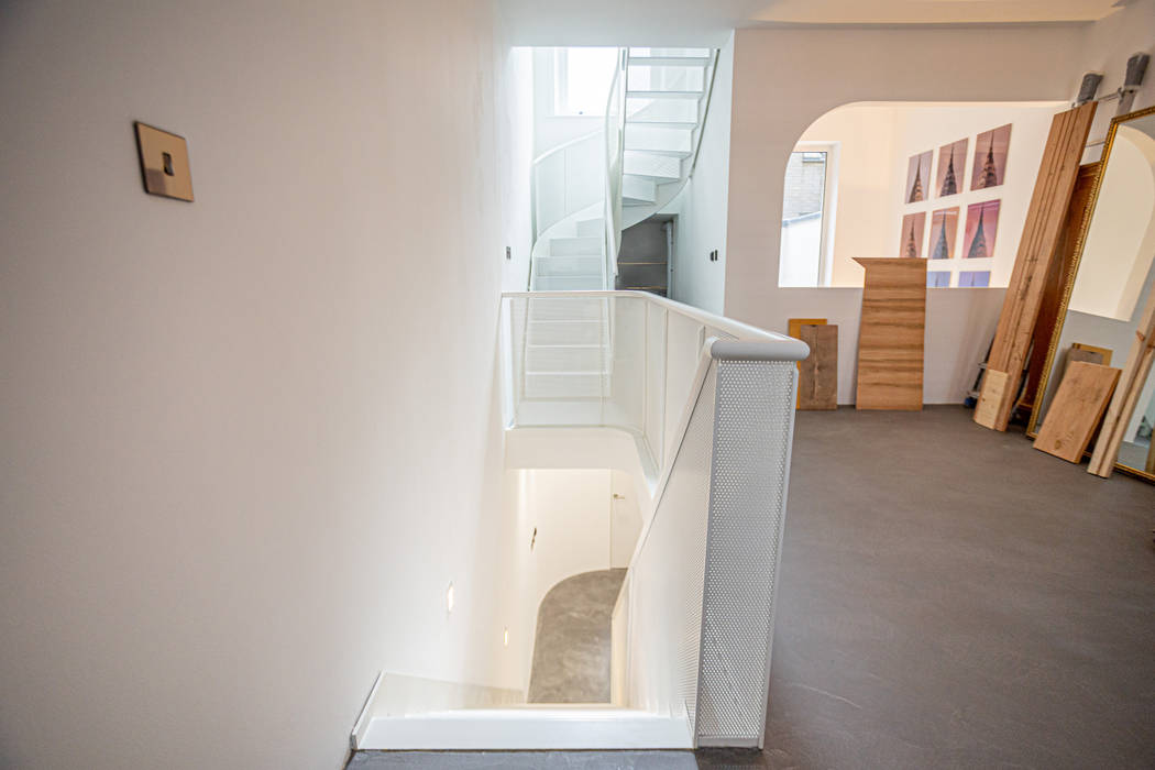 Strahlend weiß und extrem cool: Treppe im Industrial Style, Siller Treppen/Stairs/Scale Siller Treppen/Stairs/Scale Сходи