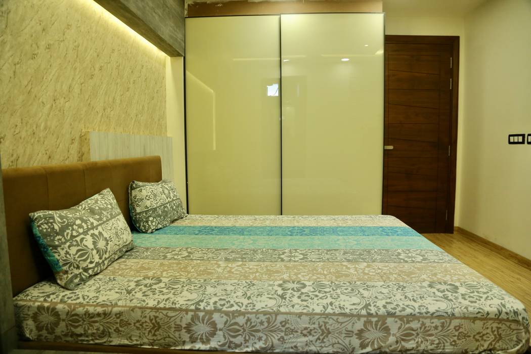 Glass wardrobe in guest bedroom homify Modern style bedroom lacquered wardrobe design, glass wardrobe design, interior designer in delhi, interior designer in Gurgaon