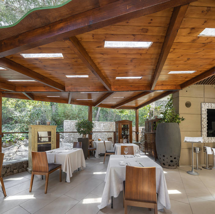 Pérgolas de madera sostenible diseño único en forma de hojas hotel