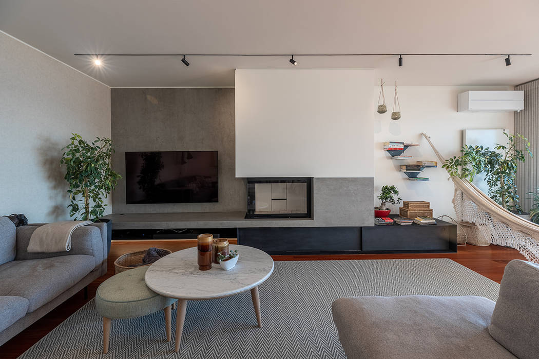 Sala de estar - lareira e TV ShiStudio Interior Design Salas de estar ecléticas
