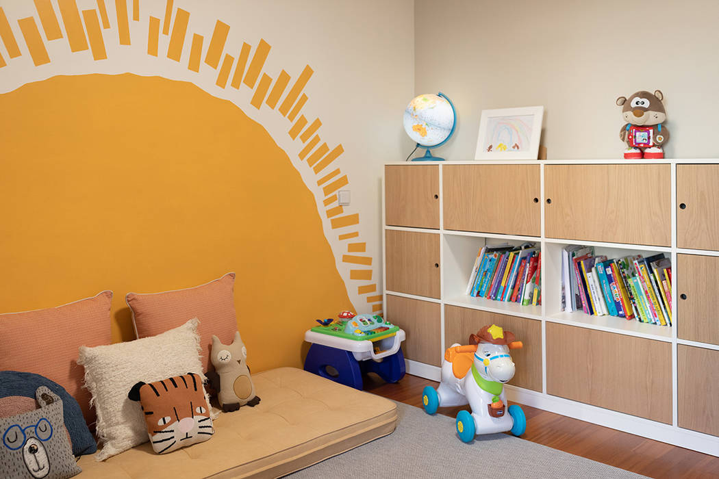 Quarto de brincar ShiStudio Interior Design Quartos de criança ecléticos desenho na parede