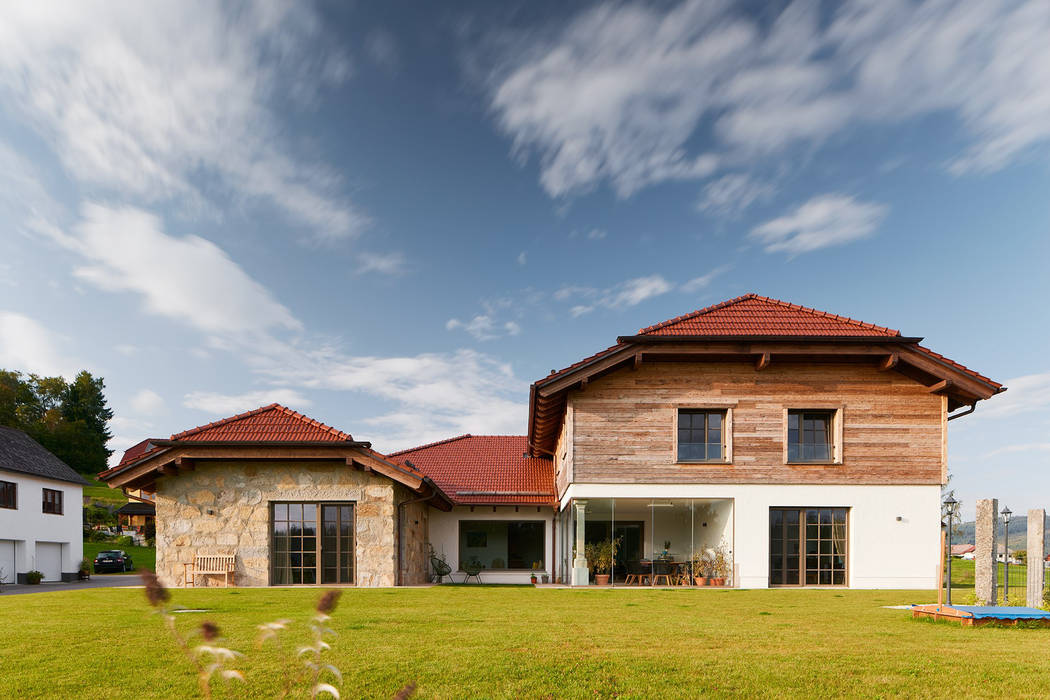 Terrassenverglasung mit Glasschiebetüren für ein Einfamilienhaus Schmidinger Wintergärten, Fenster & Verglasungen Rustikaler Wintergarten Terrassenverglasung, Schiebetüren, Glasschiebetüren, Sliding Doors