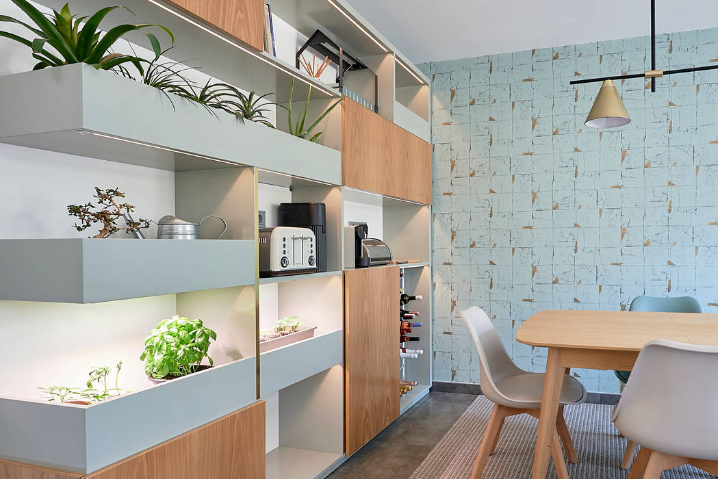 História e Modernidade - Um apartamento nas Avenidas Novas Spacemakers Armários de cozinha cozinha,estante,papel de parede,refeições,kitchen,mesa,garrafeira