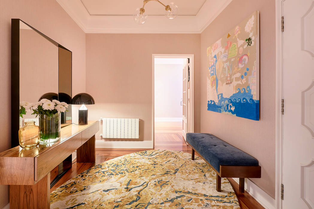 História e Modernidade - Um apartamento nas Avenidas Novas, Spacemakers Spacemakers Modern Corridor, Hallway and Staircase Wood Multicolored