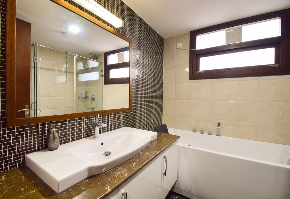 Rest room homify modern bathroom | homify