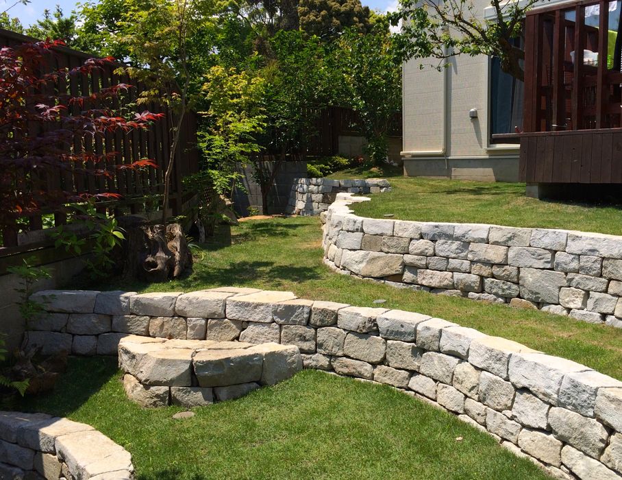 石積み完了 庭や煌久 ロックガーデン 石 緑 Homify