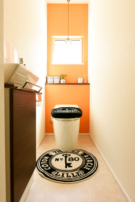 爽やかで明るい雰囲気のトイレ タイコーアーキテクト インダストリアルスタイルの お風呂 オレンジ Homify
