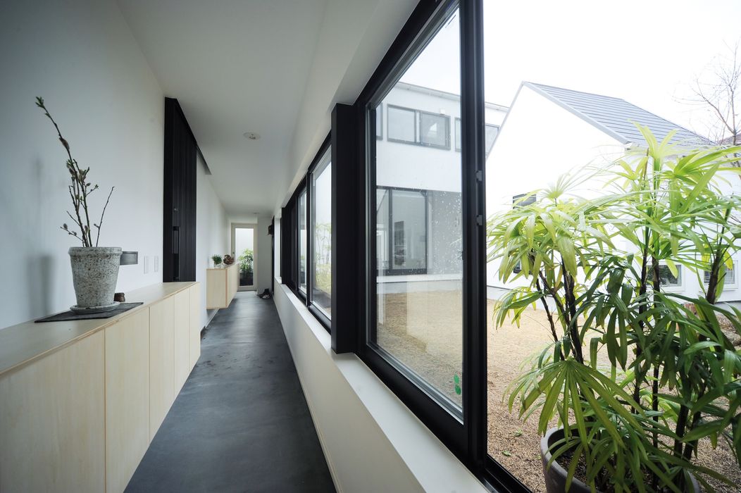 細長い土間玄関 石川淳建築設計事務所 ミニマルスタイルの 玄関 廊下 階段 白色 Homify