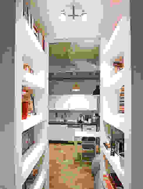 Appartamento CM, MIROarchitetti MIROarchitetti Modern Corridor, Hallway and Staircase