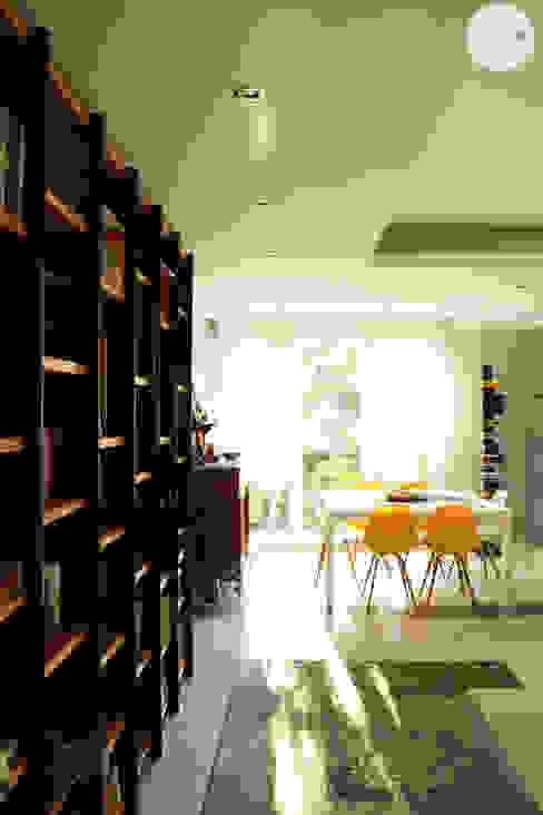 Ingresso Spazio 14 10 Soggiorno moderno grigio, design, sedie eames, tavolo quadrato, tavolo bianco, tavolo in vetro, libreria, libri, faretti