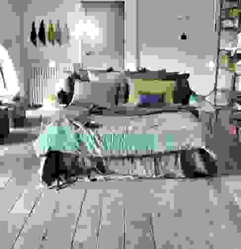 CHAMBRE " LIN " Scenes d'interieuR Chambre méditerranéenne Imeuble,Un meuble,Biens,Cadre de l&#39;image,Confort,Bois,Cadre de lit,Éclairage,Fenêtre,Oreiller