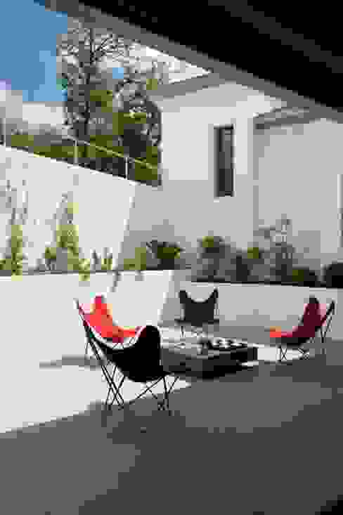 Villa contemporaine, Casa Architecture Casa Architecture Balcon, Veranda & Terrasse coloniaux