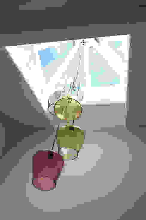 Bespoke glass chandelier suspended from a central skylight Concept Interior Design & Decoration Ltd Corridor, hallway & stairsLighting