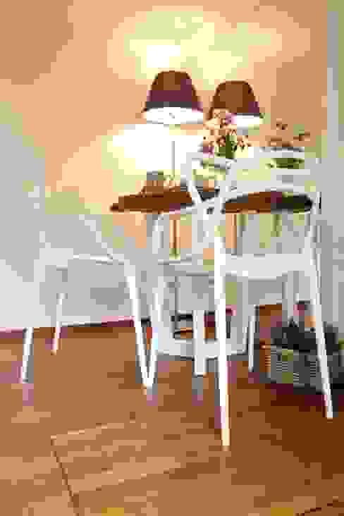 Zona pranzo/studio Arch. Silvana Citterio Sala da pranzo moderna sedie kartell,zona pranzo,zona tavolo,mini appartamento,mini loft
