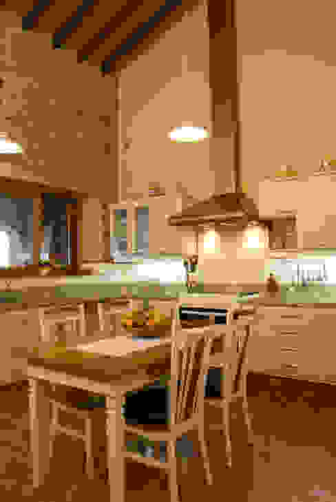 Serra Negra: Cozinhas  por Tikkanen arquitetura, Campestre   