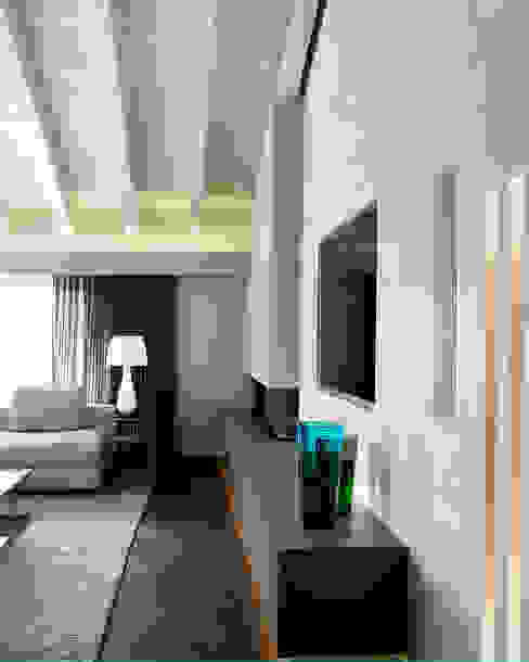 Abitare “tecnologico” - Un attico minimale coniuga originali volumi con geometrie, materiali e forme moderne., Studio d'Architettura MIRKO VARISCHI Studio d'Architettura MIRKO VARISCHI Modern Living Room